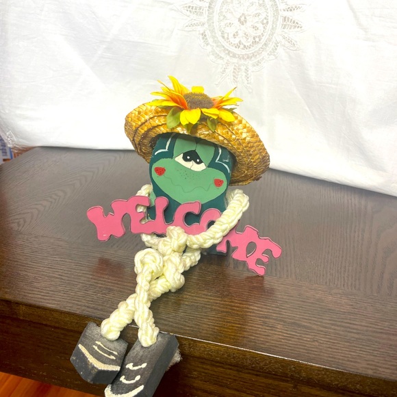 Vintage 1990s Wooden Frog Handmade Dangling Leg Frog Doll Figure Hand Painted - Picture 3 of 9